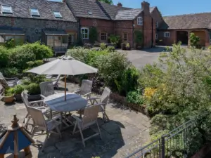 Middle Farm & Cottage outdoor spaces